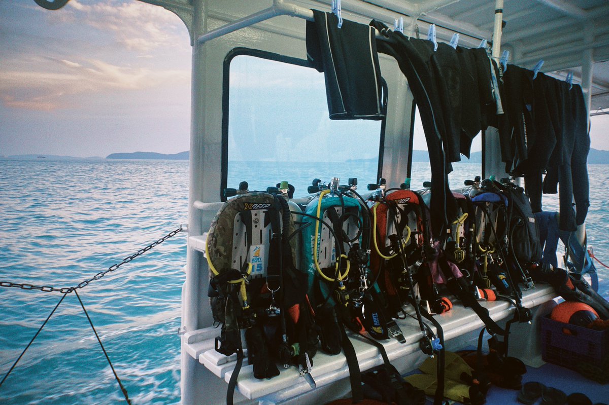 assoonasisaw's tweet photo. 🤿 Scuba Diving : จากใจคนกลัวทะเล+น้ำลึก เพิ่งเรียนจบคอร์ส Open Water มาหมาดๆ สนุกมากกกแนะนำเลย 🏝 Amity Diving Club ภูเก็ต ครูเฟรนลี่ สอนสนุก โครตชิล ถ่ายรูปสวยๆให้ด้วย อุปกรณ์ที่ให้ใช้คือพรีเมียมอย่างดี ลงน้ำครั้งแรกละมันอุ่นใจ แนะนำมากๆ อาหารบนเรือก็เลิศ! 💙 #ReviewThailand https://t.co/Wh0gpfbO08
