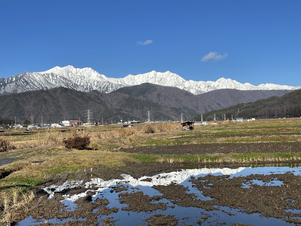 omachishikanko's tweet photo. 久しぶりの青空に浮かれて…
��日はいろいろな所からお山を撮りました🏔🏔🏔
1枚目:三日町の農道
2枚目:信濃大町駅跨線橋の上
3枚目:旭町歩道橋の上
4枚目:跨線橋2枚目の反対側

#信濃大町 #駅近の絶景 https://t.co/AlCPbGY9PS