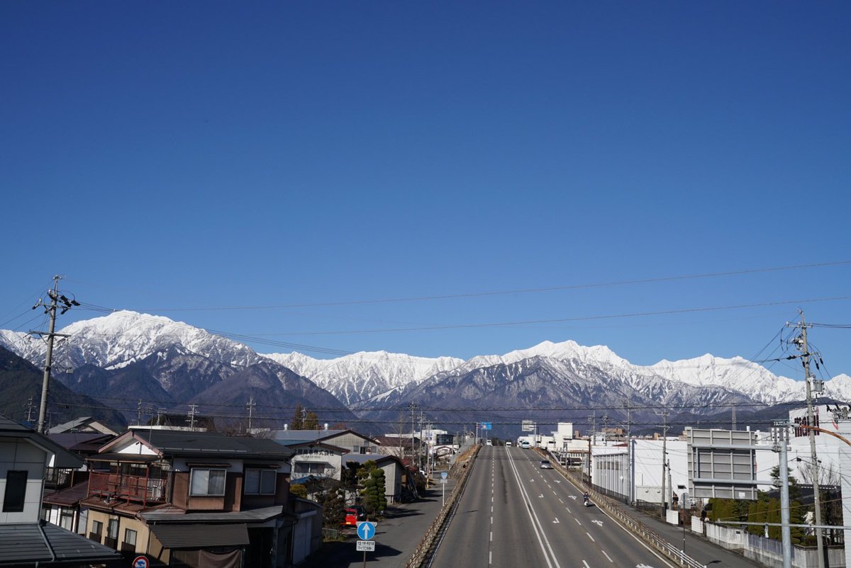 omachishikanko's tweet photo. 久しぶりの青空に浮かれて…
��日はいろいろな所からお山を撮りました🏔🏔🏔
1枚目:三日町の農道
2枚目:信濃大町駅跨線橋の上
3枚目:旭町歩道橋の上
4枚目:跨線橋2枚目の反対側

#信濃大町 #駅近の絶景 https://t.co/AlCPbGY9PS