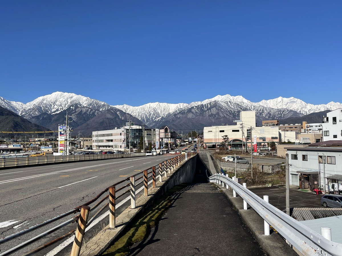 omachishikanko's tweet photo. 久しぶりの青空に浮かれて…
��日はいろいろな所からお山を撮りました🏔🏔🏔
1枚目:三日町の農道
2枚目:信濃大町駅跨線橋の上
3枚目:旭町歩道橋の上
4枚目:跨線橋2枚目の反対側

#信濃大町 #駅近の絶景 https://t.co/AlCPbGY9PS