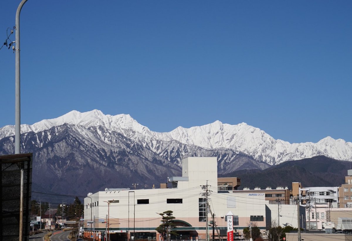 omachishikanko's tweet photo. 久しぶりの青空に浮かれて…
��日はいろいろな所からお山を撮りました🏔🏔🏔
1枚目:三日町の農道
2枚目:信濃大町駅跨線橋の上
3枚目:旭町歩道橋の上
4枚目:跨線橋2枚目の反対側

#信濃大町 #駅近の絶景 https://t.co/AlCPbGY9PS