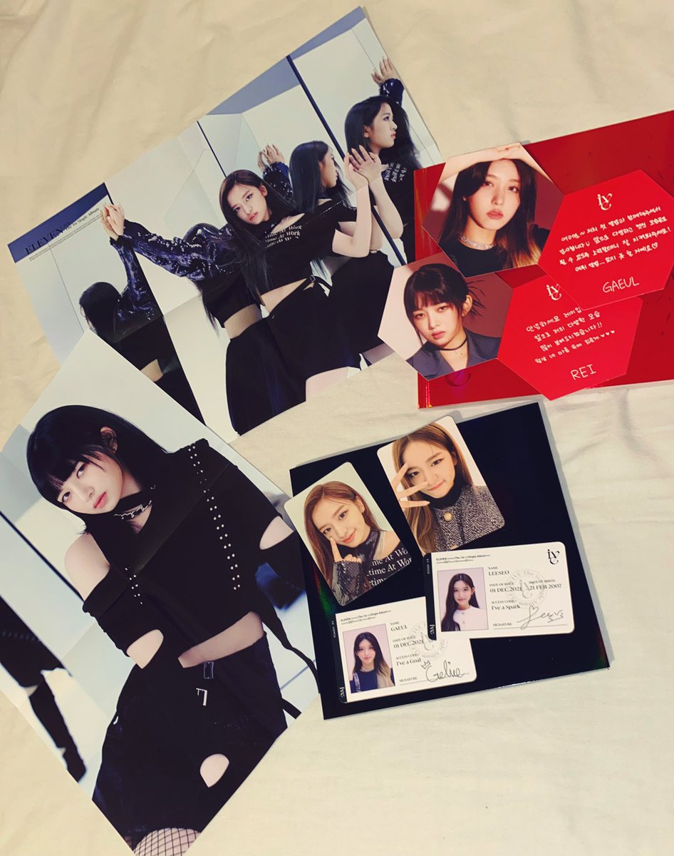 Spahgehdee's tweet photo. I CANNOT BELIEVE 😭😭 i pulled both Yujin’s pcs from my albums AND her poster dude im literally so happy
#IVE1stWin #IVeFirstwin #IVE_YUJIN https://t.co/LAywILh1j1