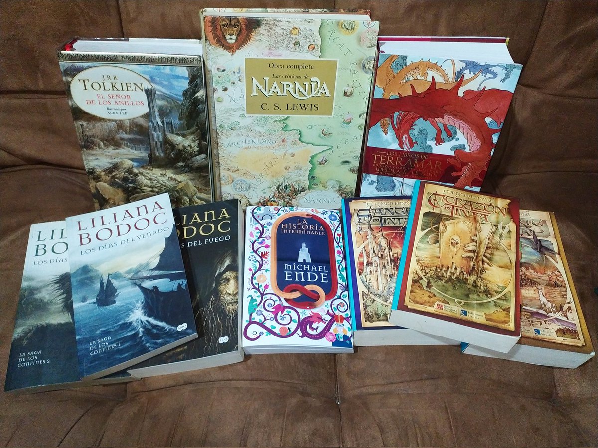 hechicero1378's tweet photo. Si existen las religiones del libro, estos son los libros de una religión: el fantasy. Los libros que me han hecho amar la literatura de fantasía. 

#literaturafantastica #librosrecomendados #libros  #fantasy #tolkien #bodoc #ursulakleguin #michaelende #cslewis #corneliafunke https://t.co/IPNHneerZ8