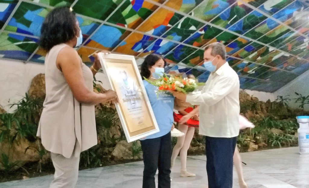 Gob_StgoDeCuba's tweet photo. 🇨🇺 Otorgan reconocimiento "Con el esfuerzo de todos, ¡Venceremos!" a representación de científicos del @CIGBCuba que participaron en el desarrollo de la vacuna #Abdala. Presentes en el acto máximas autoridades de #SantiagodeCuba.

#CubaVive @RamnMonte1 @BeatrizJUrrutia https://t.co/JxrNS9xkzk