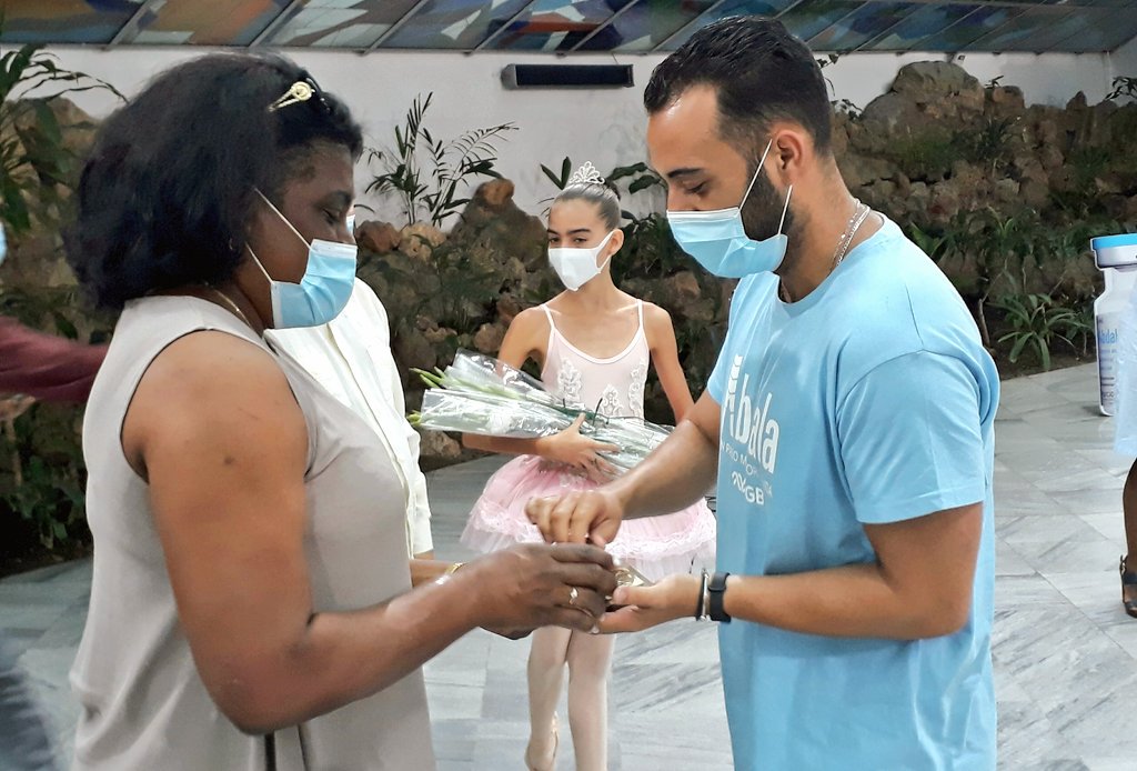 Gob_StgoDeCuba's tweet photo. 🇨🇺 Otorgan reconocimiento "Con el esfuerzo de todos, ¡Venceremos!" a representación de científicos del @CIGBCuba que participaron en el desarrollo de la vacuna #Abdala. Presentes en el acto máximas autoridades de #SantiagodeCuba.

#CubaVive @RamnMonte1 @BeatrizJUrrutia https://t.co/JxrNS9xkzk