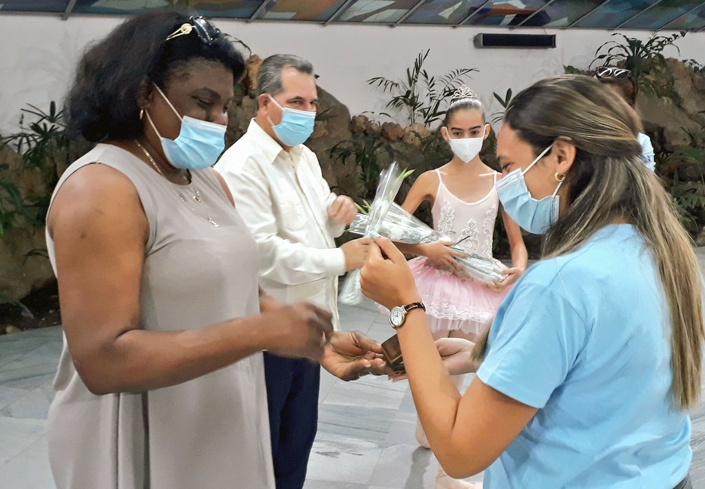 🇨🇺 Otorgan reconocimiento "Con el esfuerzo de todos, ¡Venceremos!" a representación de científicos del <a href="/CIGBCuba/">CIGBCuba</a> que participaron en el desarrollo de la vacuna #Abdala. Presentes en el acto máximas autoridades de #SantiagodeCuba.

#CubaVive <a href="/RamnMonte1/">José Ramón Monteagudo Ruiz</a> <a href="/BeatrizJUrrutia/">Beatriz Johnson Urrutia</a>