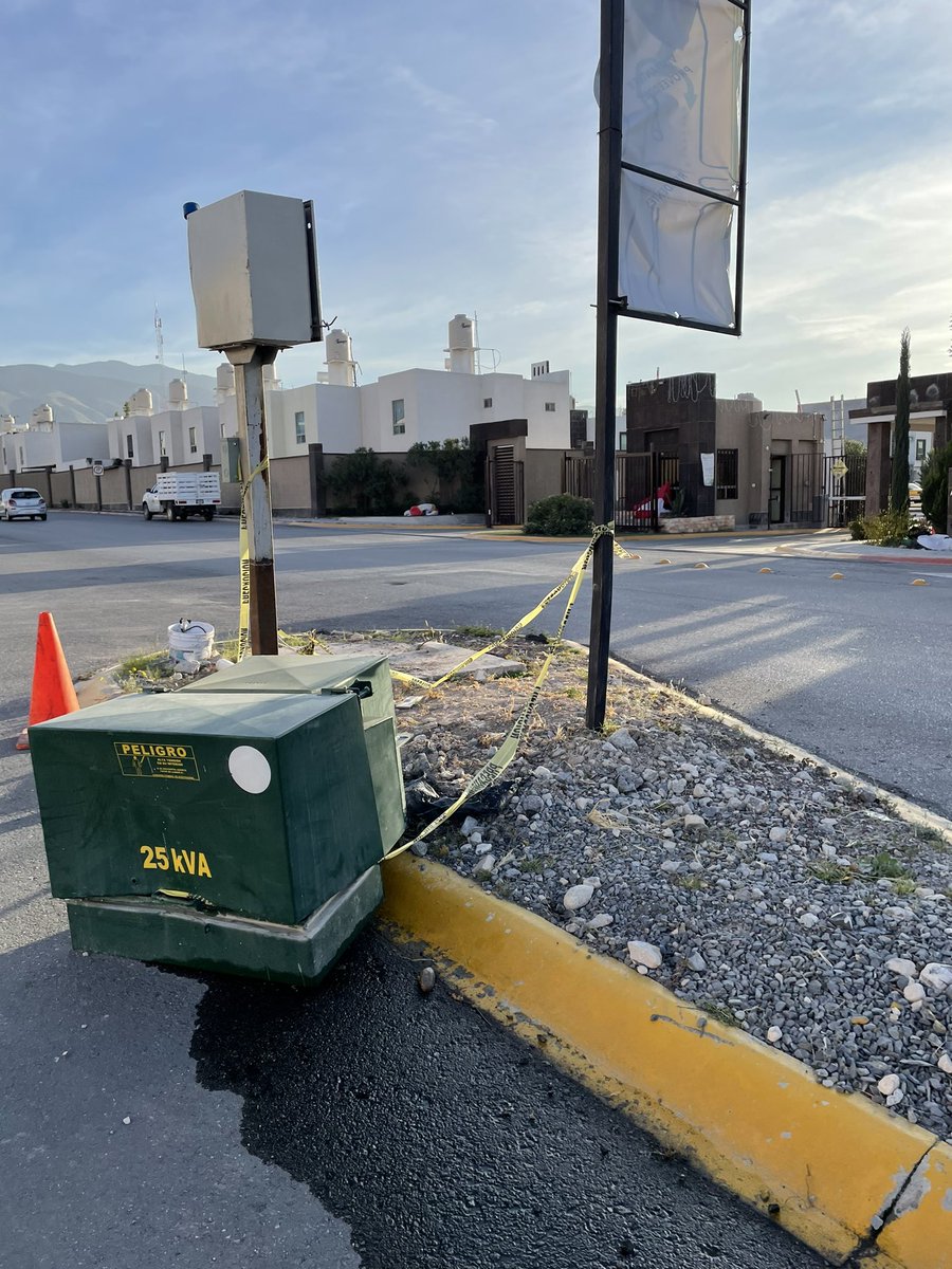 DGALVAN28's tweet photo. Accidente deja sin luz en valle del oriente derrame de aceite puede provocar otro accidente. @CFEmx @CFE_Contigo  #Saltillo  @SaltilloGob https://t.co/fTB3eVYvCm