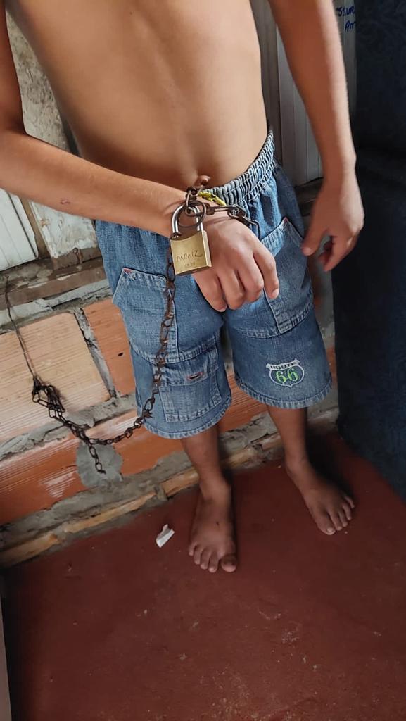 DamaresAlves's tweet photo. Minha amiga a delegada Dra. Joyce Coelho resgatou ontem na cidade de Manaus um menino de 9 anos de idade acorrentado e muito machucado.Ele foi torturado por dias e estava assustado. Cumprimento Joyce e equipe pelo trabalho. (foto já públicada pela imprensa) https://t.co/SMsiKqk3uf