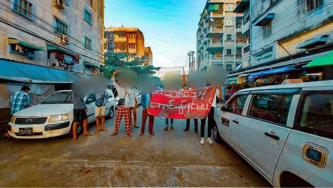 LeeDam_3's tweet photo. "ဖက်ဆစ်သွေးနဲ့ အောင်မြေနင်းမယ်"

Youths in #Thingangyun Tsp staged a morning protest against the Fascist military dictatorship.
#Total_StopSponsoringSAC
#Dec9Coup 
#WhatsHappeningInMyanmar https://t.co/lQ2bc6bUZP
