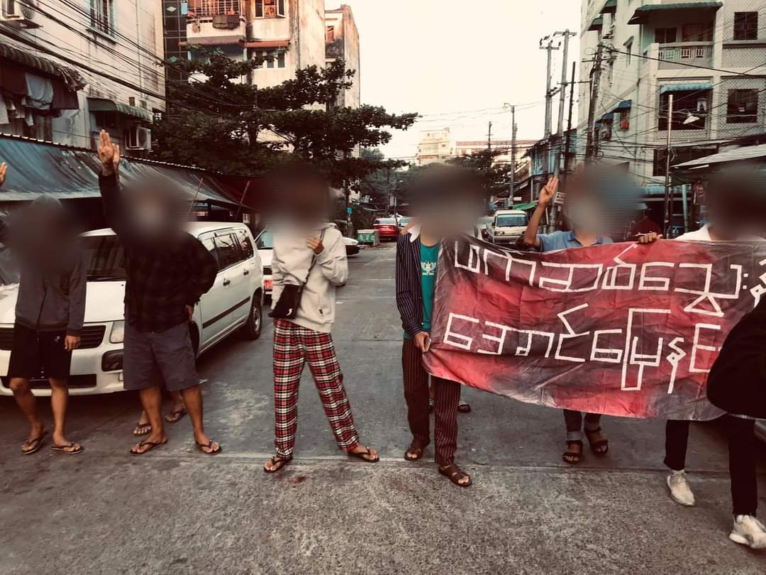LeeDam_3's tweet photo. "ဖက်ဆစ်သွေးနဲ့ အောင်မြေနင်းမယ်"

Youths in #Thingangyun Tsp staged a morning protest against the Fascist military dictatorship.
#Total_StopSponsoringSAC
#Dec9Coup 
#WhatsHappeningInMyanmar https://t.co/lQ2bc6bUZP