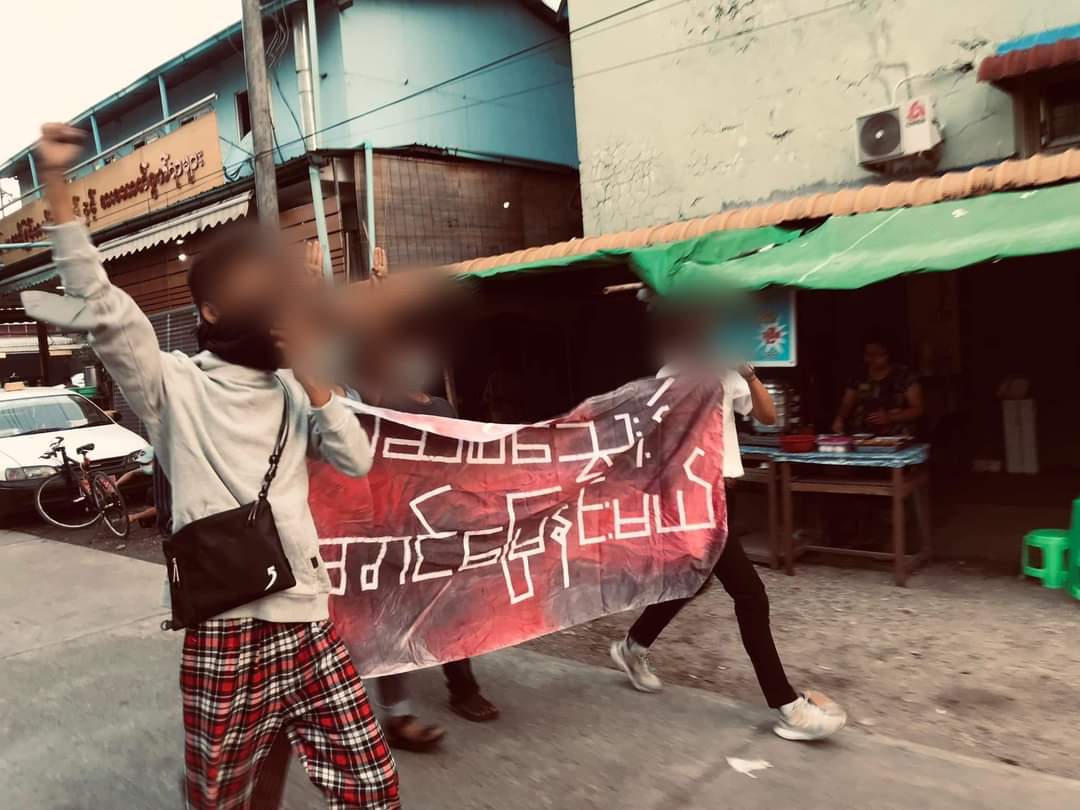 LeeDam_3's tweet photo. "ဖက်ဆစ်သွေးနဲ့ အောင်မြေနင်းမယ်"

Youths in #Thingangyun Tsp staged a morning protest against the Fascist military dictatorship.
#Total_StopSponsoringSAC
#Dec9Coup 
#WhatsHappeningInMyanmar https://t.co/lQ2bc6bUZP