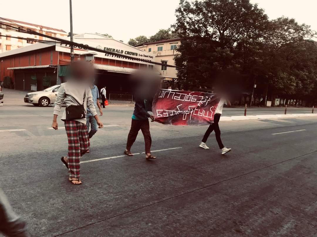 LeeDam_3's tweet photo. "ဖက်ဆစ်သွေးနဲ့ အောင်မြေနင်းမယ်"

Youths in #Thingangyun Tsp staged a morning protest against the Fascist military dictatorship.
#Total_StopSponsoringSAC
#Dec9Coup 
#WhatsHappeningInMyanmar https://t.co/lQ2bc6bUZP