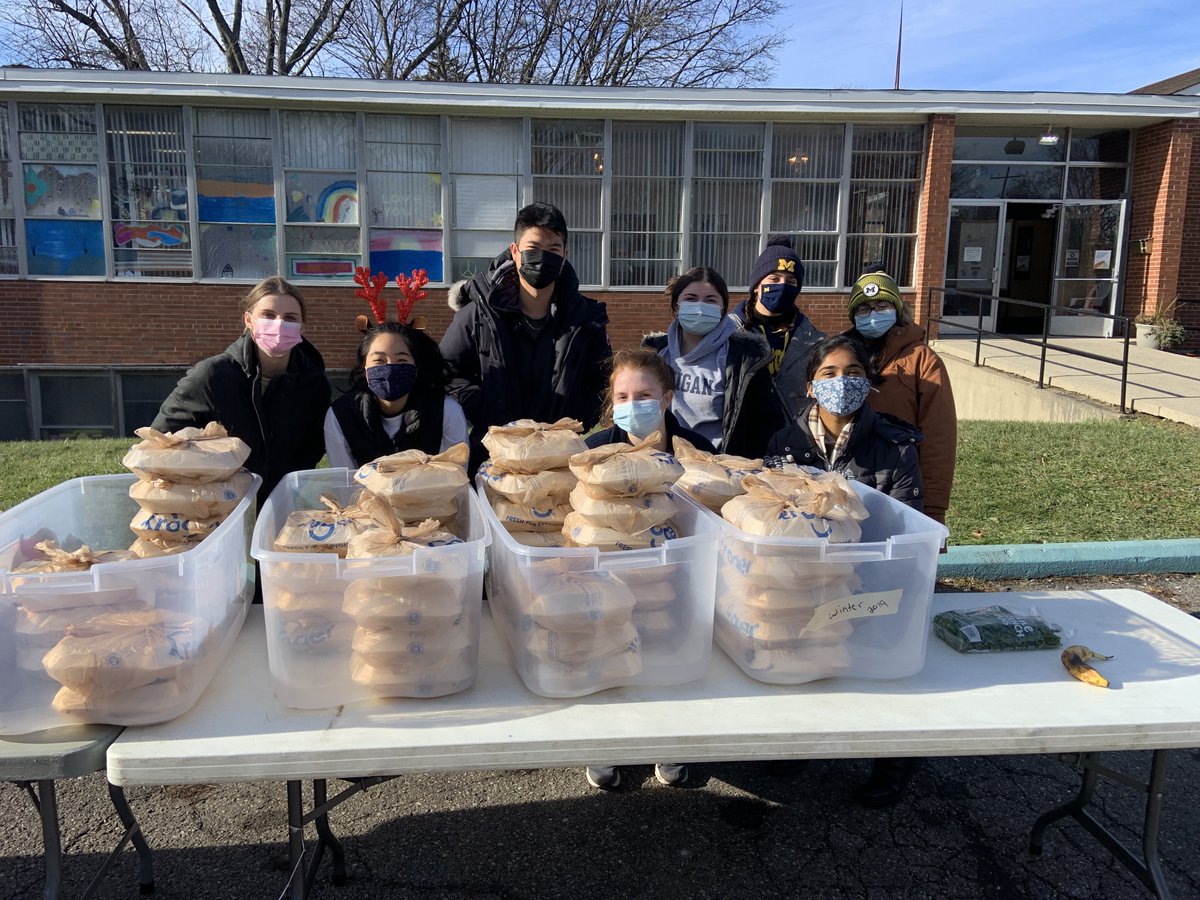DETPartnership's tweet photo. This weekend, The Detroit Partnership was able to help out at One Stop Shop, an event put on by the Redford Brightmoor Initiative that allows people to "shop" through free clothes, toys, personal care items, and food during the holiday season. https://t.co/1dFVf47pDa