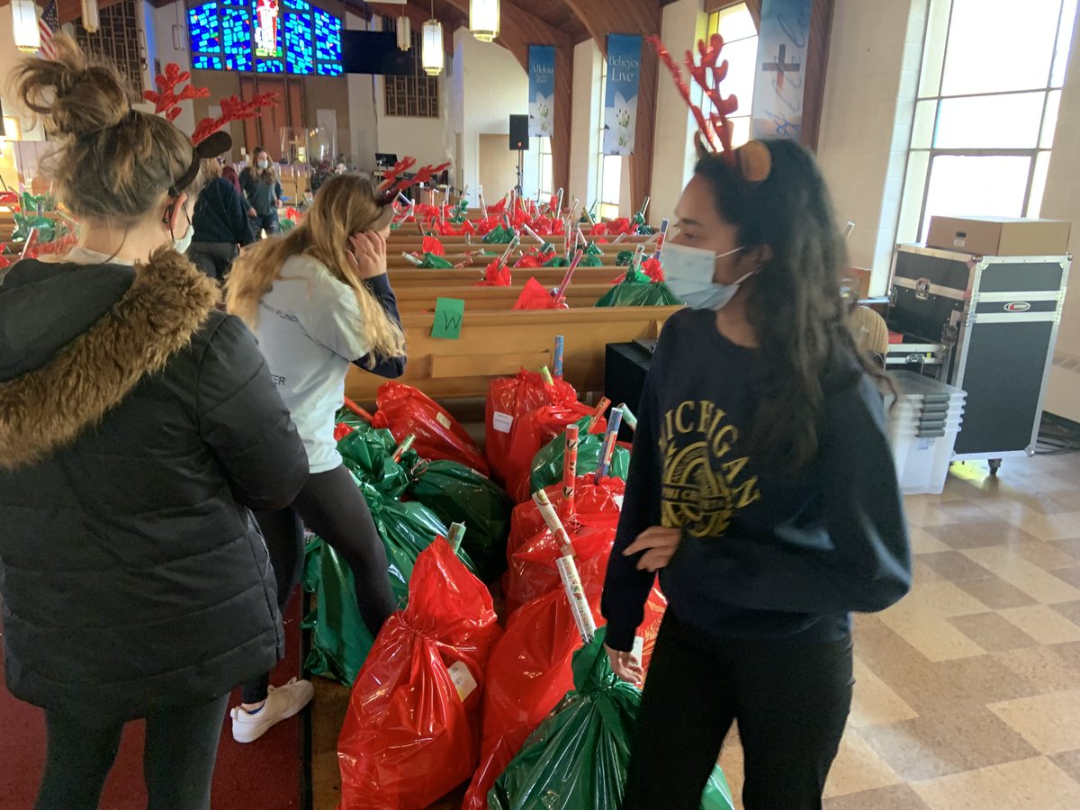 DETPartnership's tweet photo. This weekend, The Detroit Partnership was able to help out at One Stop Shop, an event put on by the Redford Brightmoor Initiative that allows people to "shop" through free clothes, toys, personal care items, and food during the holiday season. https://t.co/1dFVf47pDa
