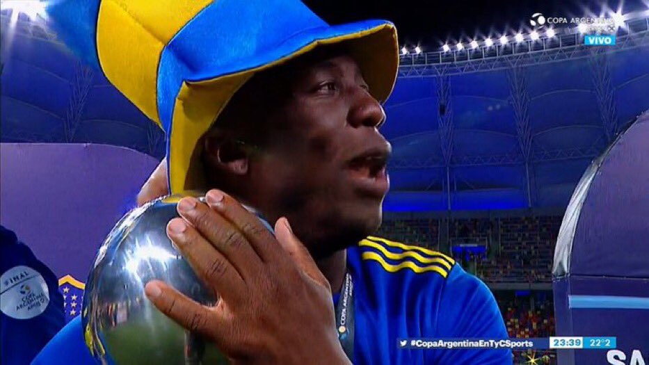 Franesete's tweet photo. Aspiro a una relación amorosa como la de Advíncula con la copa https://t.co/Ikw4wIKIrN