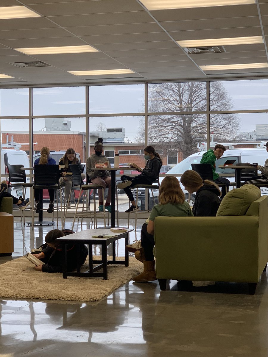 JodiBoschert's tweet photo. Can’t beat a library visit where you check out books and just read for enjoyment.❤️🎄#read #OFarmPride TY @OFMSLMC https://t.co/R3s0zbNG6j