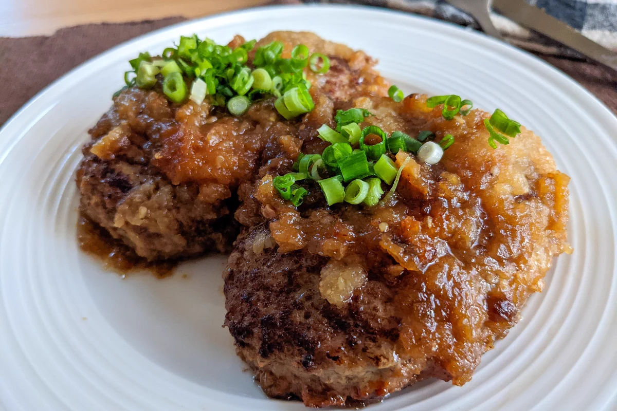 旨味たっぷり！「本気の煮込みチーズインハンバーグ」のレシピがこちら！