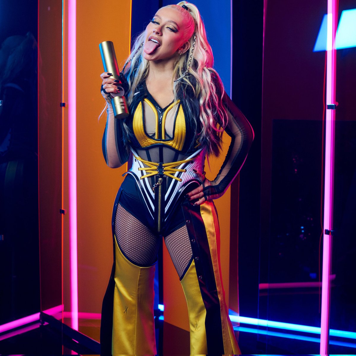 fightersxoxo's tweet photo. #XtinaMusicIcon
#WeLoveYouXtina
#Xtimas
#XtinaNeon https://t.co/qatPjduhha