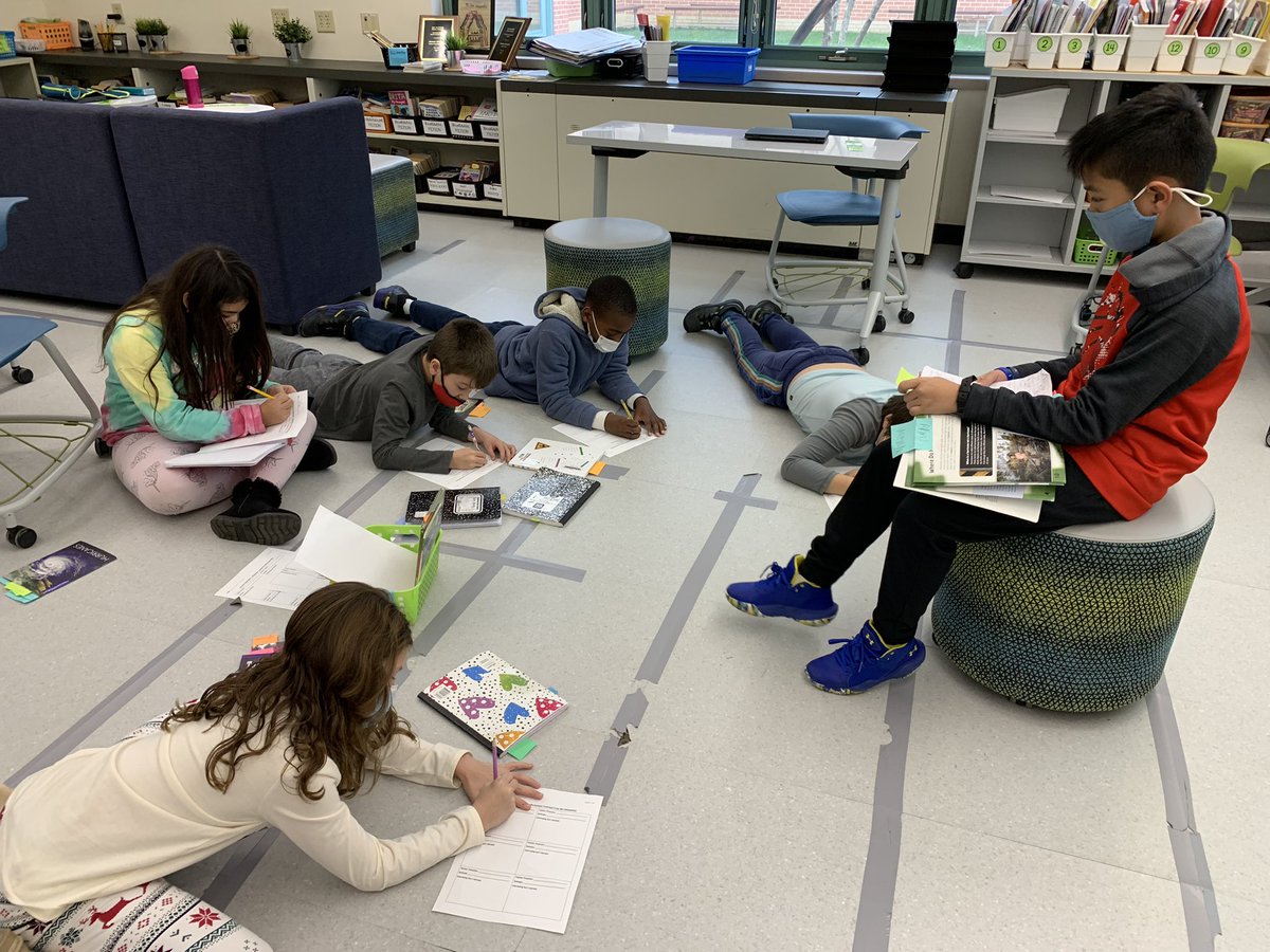 4th grade students as teachers explaining what they’ve learned about their extreme weather research topics. Students learned to use an explaining voice and pointing finger to teach. Each teacher’s students took notes on what they were learning, too! They rocked it!! 👩🏻‍🎤🧑🏾‍🎤 #tcrwp
