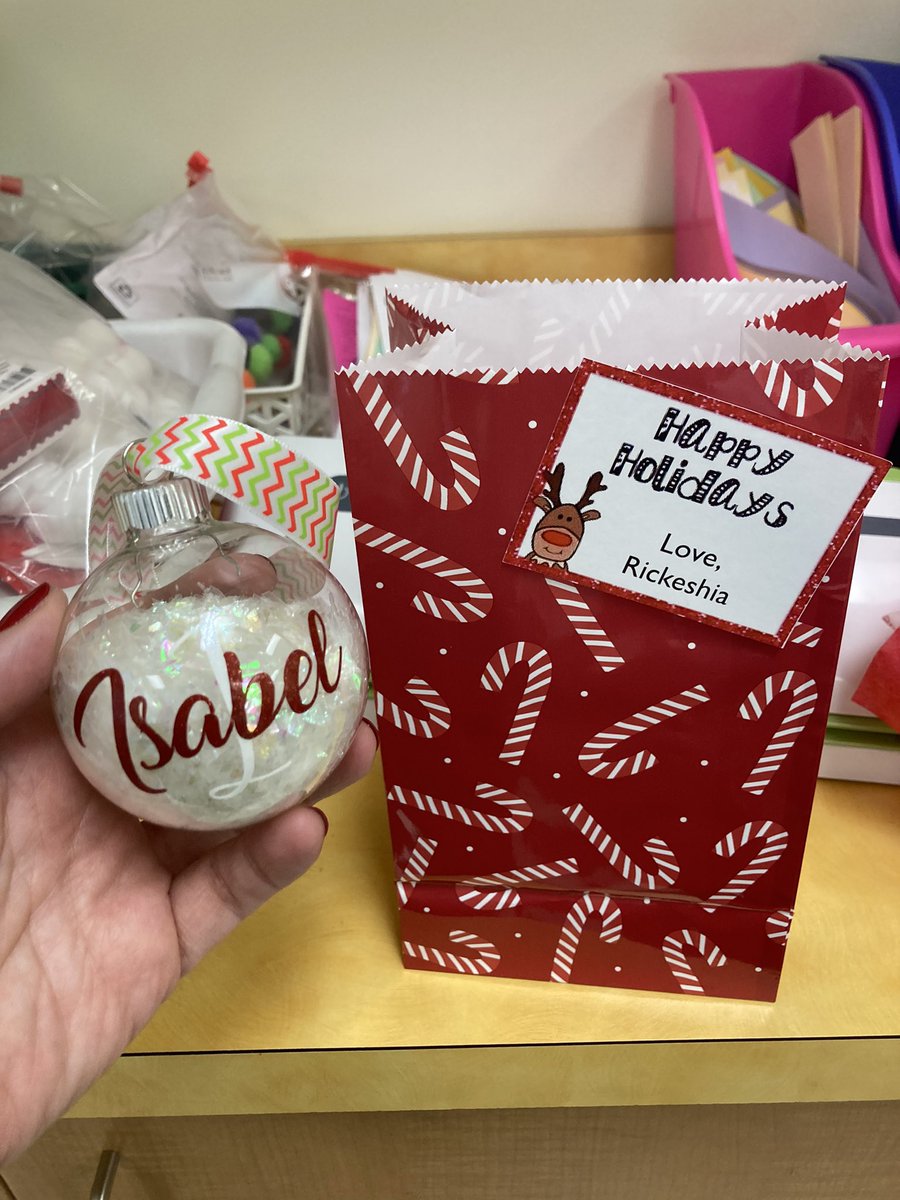 IsabelSeplved17's tweet photo. Secret Santa 🧑‍🎄 arrived at Rocky River Elementary School first grade 💪here memories of the little gifts 🎁that were made with so much love and affection ❤️Thank you dear first grade team👌🏻😀 @ParticipateLrng https://t.co/d6NK6jsakx