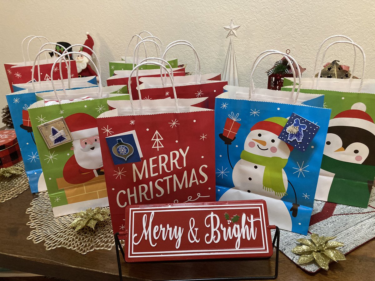 IsabelSeplved17's tweet photo. Secret Santa 🧑‍🎄 arrived at Rocky River Elementary School first grade 💪here memories of the little gifts 🎁that were made with so much love and affection ❤️Thank you dear first grade team👌🏻😀 @ParticipateLrng https://t.co/d6NK6jsakx
