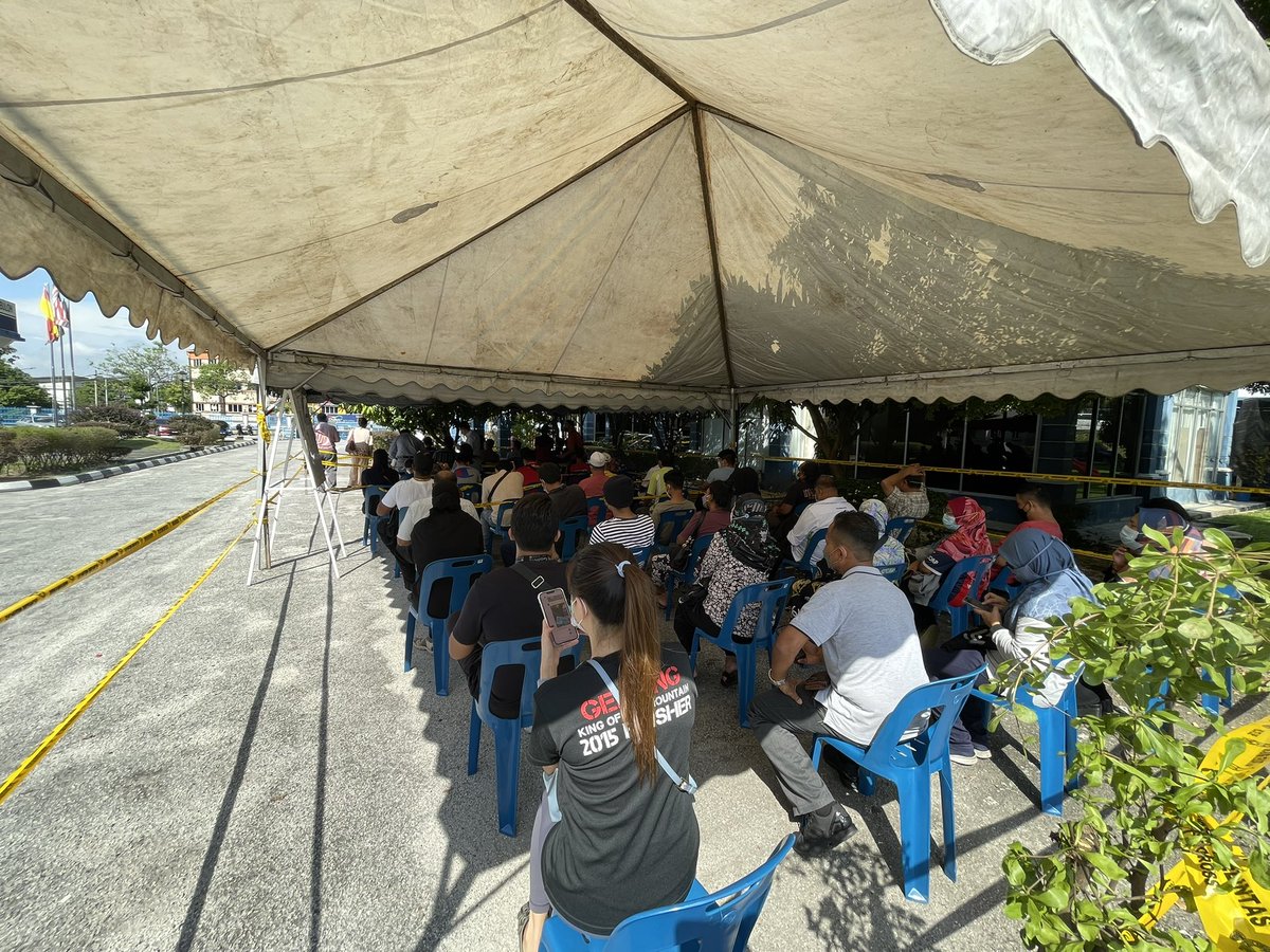ai_sar's tweet photo. Sapa2 nak pegi bayar saman di balai polis sg buloh, beraturnya panjanggggg #diskaunsamanJPJ https://t.co/Kautoq6RW8
