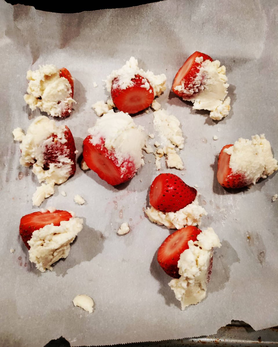 nickimayonews's tweet photo. If #PintrestFail is still a thing, I submit tonight's attempt at chocolate covered strawberries. SMH I gave up on the dark chocolate after the white chocolate refused to melt evenly. Oh well, it tastes ok and shucks I tried๐คฃ. https://t.co/YiSAWVeshy