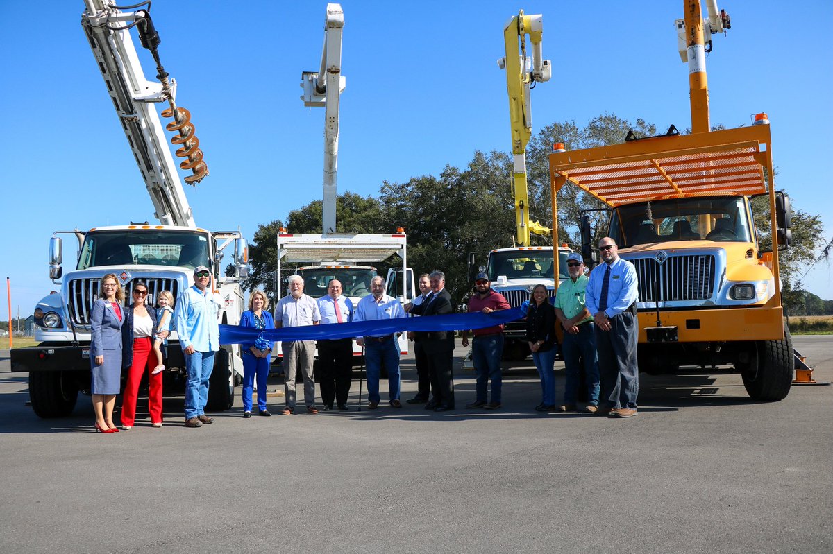 kevinyurasek's tweet photo. 6/ The CDL Training Center at #LSSCSumter was formally dedicated today. 240+ students have already been certified. @LSSCedu is meeting a critical workforce need for CDL drivers with support from great partners including @CEMEX_USA and Elite Construction. #workforceengine https://t.co/58nMSnXYAm