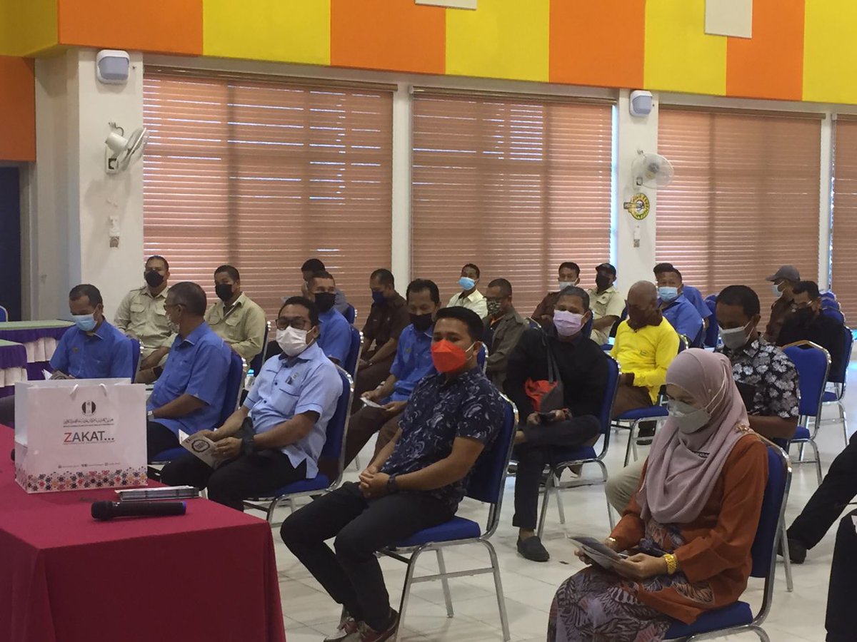 JKRHuluTrg's tweet photo. Taklimat Zakat  yang di sampaikan oleh penceramah Mohd Asyrat bin Mohd Nasir dari Majlis Agama Islam dan Adat Melayu Terengganu (MAIDAM)
@yusufghani200
@HasliJKR
@alifzjkr
@JKRTerengganu
#jasakepadarakyat
#togetherwedeliver https://t.co/iYYKSIVBLB