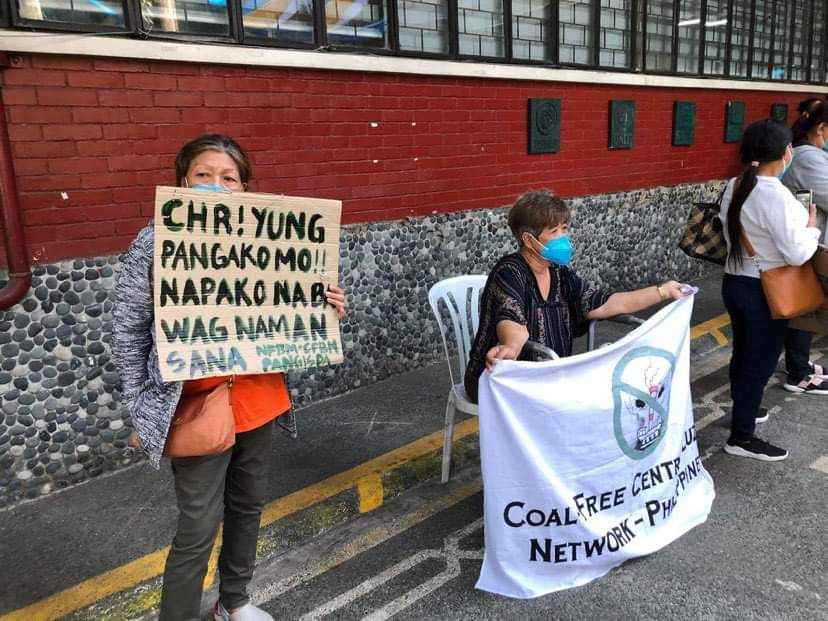 gpph's tweet photo. JUST IN: @chrgovph Exec. Dir. Jacqueline de Guia talks to CHR petitioners demanding the agency to issue the final report on the National Inquiry on Climate Change (NICC) to hold carbon majors accountable for the climate crisis.
#DemandClimateJustice
#HumanRightsDay https://t.co/dBW4GcaCnb