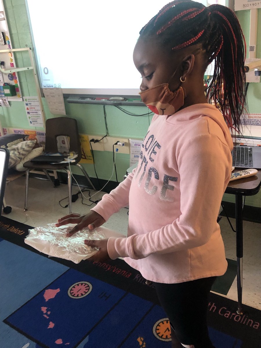 MrsHCampbell16's tweet photo. Exploring the Properties of Solids & Designing Hats #SecondGradeScientists @SunnyHill220 https://t.co/2BN07sZnMx
