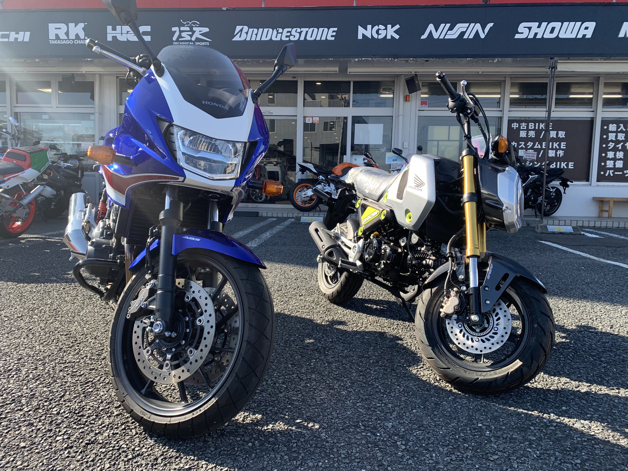 Motoup モトアップ岩槻本店 新車のグロムと19年式のcb400sb Eパッケージが入庫しました これから写真撮影してgooバイクに掲載します T Co Mbccewah5q Twitter