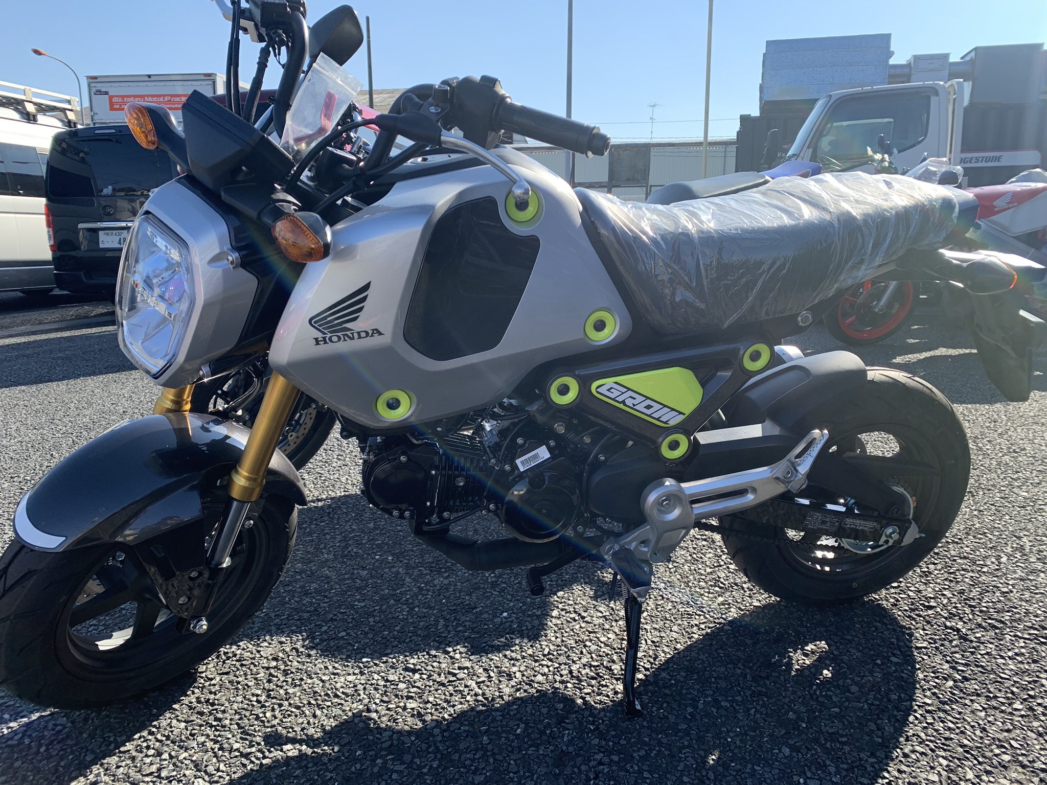 Motoup モトアップ岩槻本店 新車のグロムと19年式のcb400sb Eパッケージが入庫しました これから写真撮影してgooバイクに掲載します T Co Mbccewah5q Twitter