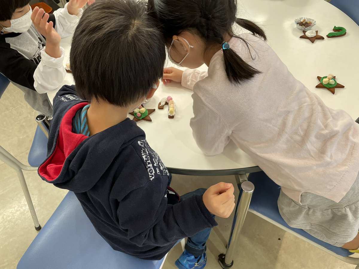 LibraryKirkL's tweet photo. An amazing morning making gingerbread houses in KG with @CezarsKitchenKK Pute #joy! #gingerbread #KG @FISSharks #FISlearns https://t.co/RFZA1TM5zu