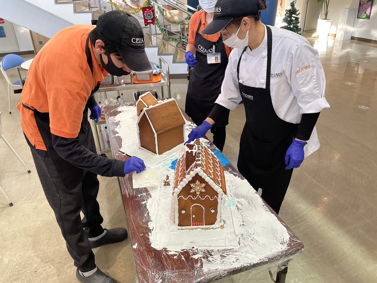 LibraryKirkL's tweet photo. An amazing morning making gingerbread houses in KG with @CezarsKitchenKK Pute #joy! #gingerbread #KG @FISSharks #FISlearns https://t.co/RFZA1TM5zu