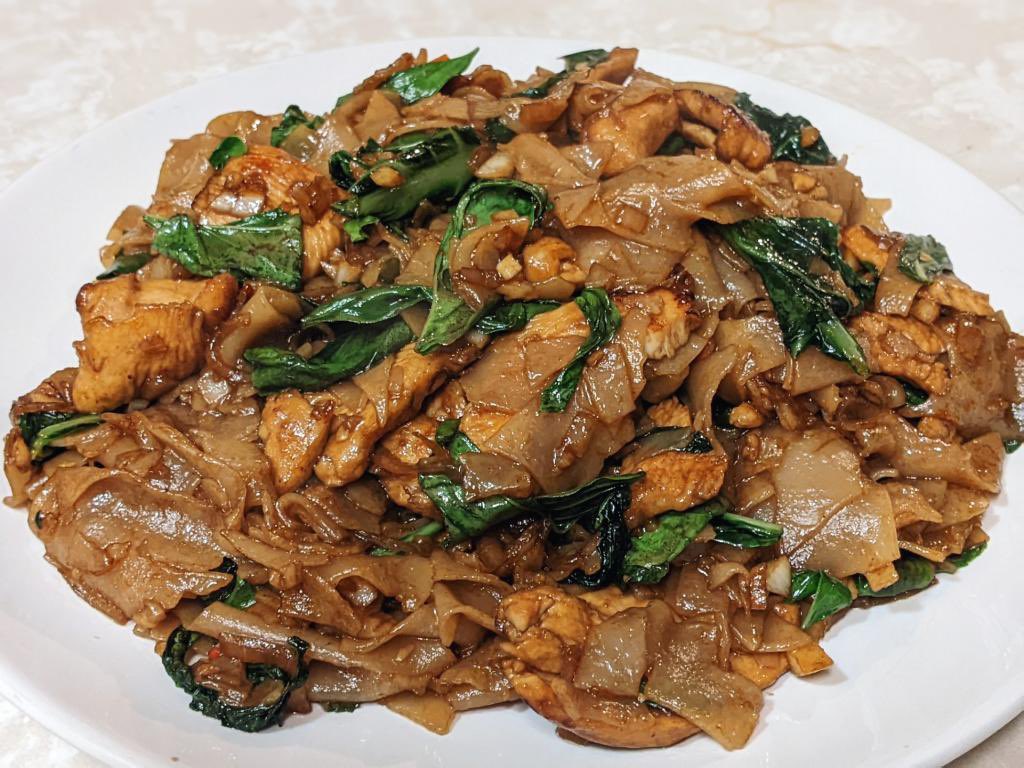 JOYfulinDC's tweet photo. DRUNKEN NOODLES for dinner. Dare I say better than takeout? Recipe by @Seonkyoung ☺️
#ThanksWhit #ChefJOYardee https://t.co/f5y42JSmBY