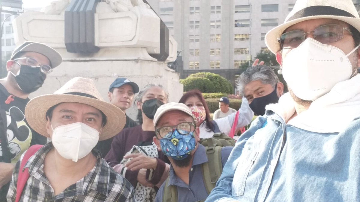 Docentesemiesc's tweet photo. Los @Docentesemiesc del @IEMS_CDMX presentes en el #TercerInforme de @Claudiashein, solicitando que cumpla su palabra y su firma para una #BasificaciónDignaYa.
La otorgada a la compañera es una vergüenza para el @GobCDMX https://t.co/hbzQEL1rGT
