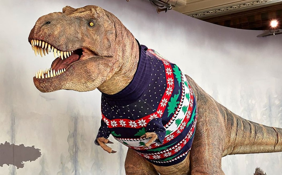 Milenio's tweet photo. ¡Todos sienten el espíritu! Tejen suéter navideño a Tiranosaurio Rex de museo en Londres para festejar https://t.co/Ecs1l9XZ3T https://t.co/m1i3FmYOF3