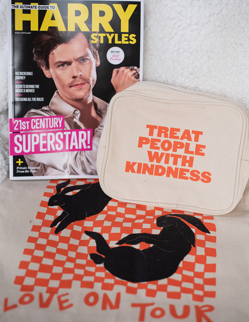 amymckeonphoto's tweet photo. ✨MINI MERCH #2✨

includes Bunny LOT tote, 1 Harry magazine, and TPWK makeup bag

- like/rt the tweet this to enter for this package
- must follow @amymariephoto https://t.co/mexLJB6qvd