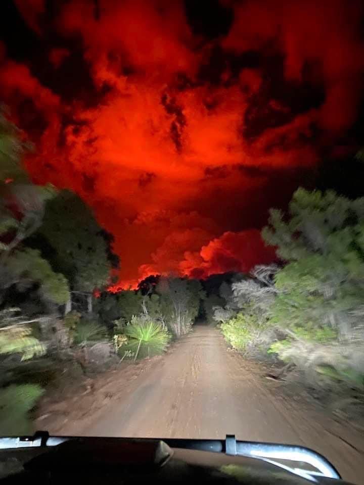 Jess_Panegyres's tweet photo. This is a photo a friend shared from the fire burning near Margaret River, in Western Australia, right now. Thoughts are with all the firefighters, volunteers, locals &amp; wildlife caught up in this beast. I hope it’s bought under control v. soon. I’m scared of the new normal. https://t.co/UE30Tvb6Jh