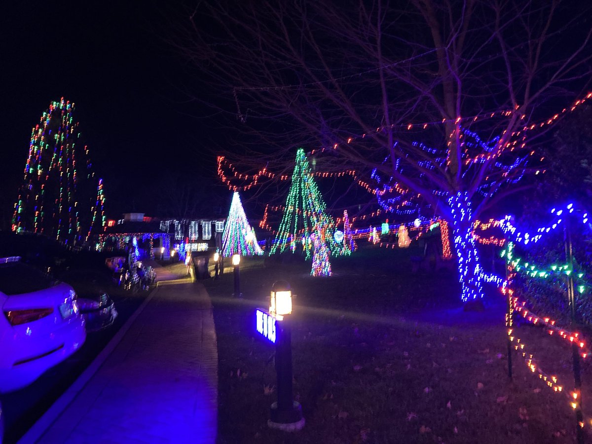 JFSpallone's tweet photo. No community gathering this year in #IvorytonCT, but the village is looking festive as usual! 🌲@IvorytonLibrary https://t.co/2HVUEG0yGF