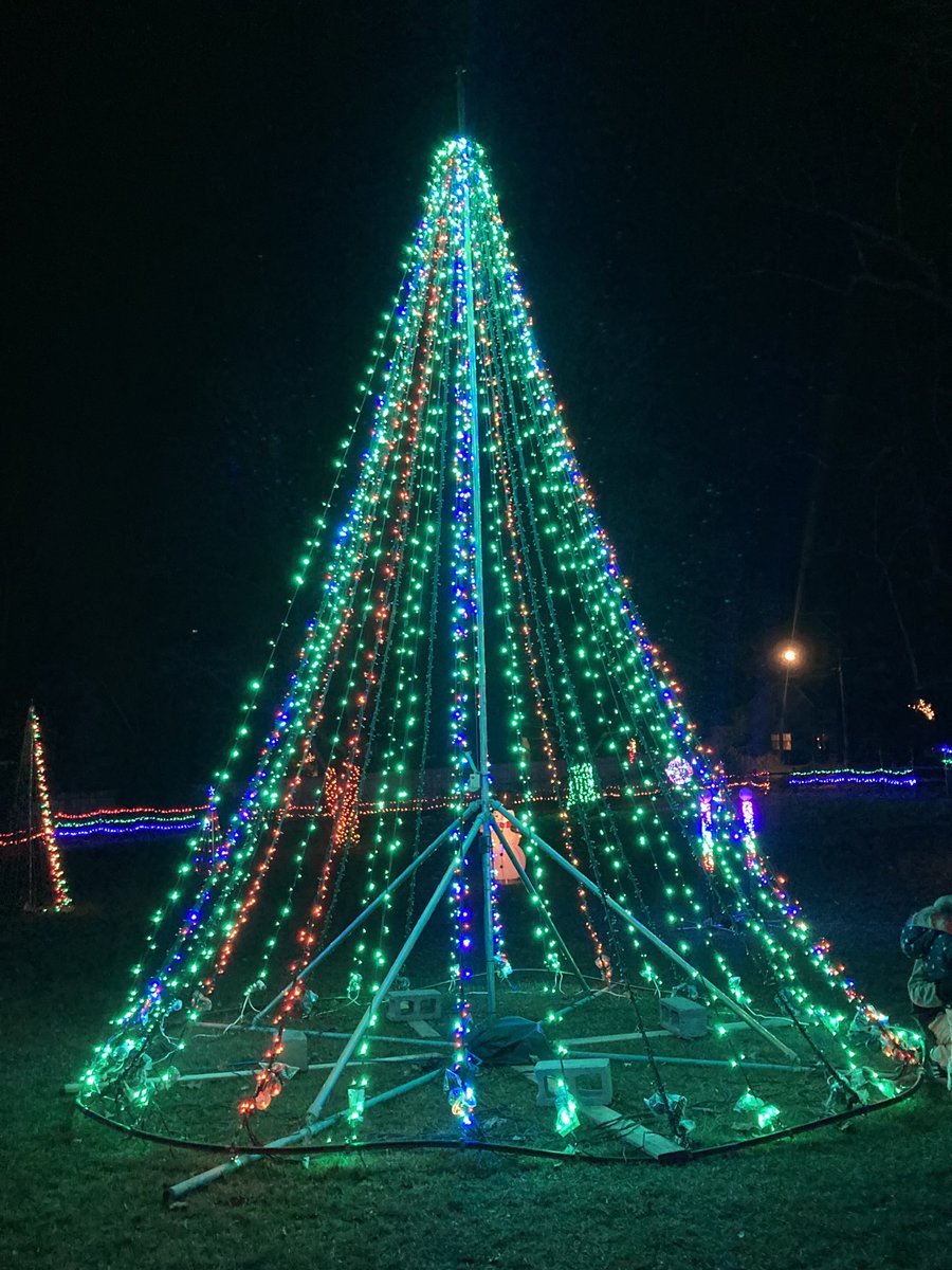 JFSpallone's tweet photo. No community gathering this year in #IvorytonCT, but the village is looking festive as usual! 🌲@IvorytonLibrary https://t.co/2HVUEG0yGF