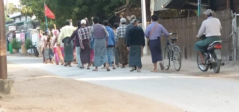 #Dec9Coup Anti-Coup protest marched by locals in a village of Shwebo Tsp, Sagaing Region to show their opposition to Military Fascist Terrorists And also show <a href="/NUGMyanmar/">National Unity Government Myanmar</a>
 is our Legitimate Govt that Cambodia's HunSen don't know
#WhatsHappeningInMyanmar 
#Total_StopSponsoringSAC