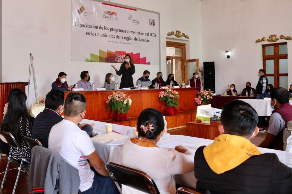 Hoy nos reunimos en #Zacatlán con 11 municipios de la sierra norte para capacitarlos sobre proyectos comunitarios; agradezco a la presidenta del #SMDIF sede, <a href="/BettySanchez_21/">BettySanchez</a> por la hospitalidad y compromiso.

Hablar de familia <a href="/DIFGobPue/">Sistema Estatal DIF</a>, incluye a los 217 municipios. 😉👍