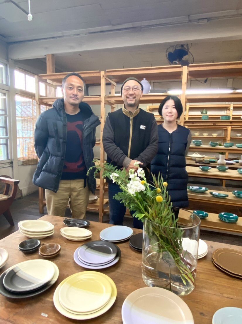 M2_KING's tweet photo. 卒業以来の再会‼️
大学時代の同級生が淡路島で素敵なアトリエとギャラリーを奥さんと運営してます。

#Awabi ware
#淡路島
#岡本純一
#映画美術
#production designer https://t.co/Fy20eomoIt