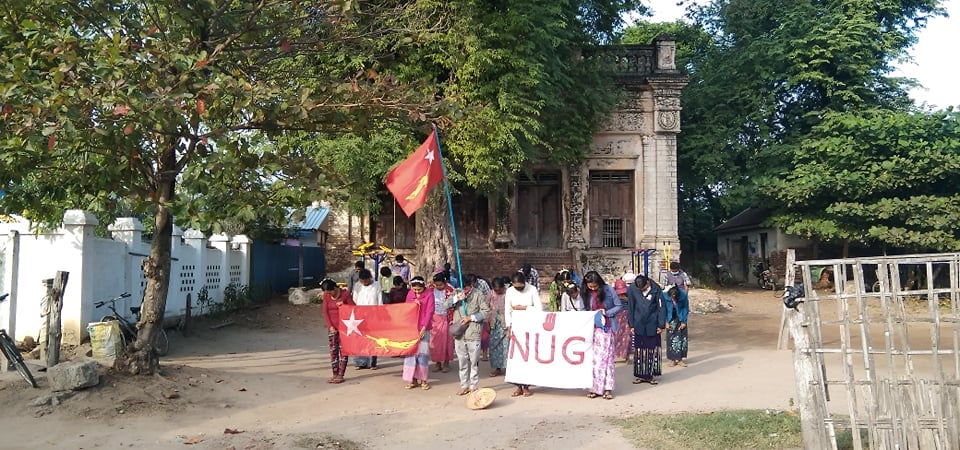 Khithitofficial's tweet photo. အကြမ်းဖက် ဖက်ဆစ် စစ်တပ်ဆန့်ကျင်ရေး ရွှေဘိုတွင် ပြည်သူများ ချီတက်ဆန္ဒပြ
ရန်ကုန်၊ ဒီဇင်ဘာ ၉
စစ်ကိုင်းတိုင်း၊ ရွှ��ဘိုရှိ ကျေးရွာတစ်ရွာတွင် ပြည်သူများစုစည်း၍ အကြမ်းဖက် ဖက်ဆစ်စစ်တပ်ကို ဆန့်ကျင်သည့် ဆန္ဒပြ သပိတ်မှောက်ချီတက်မှုကို ဒီဇင်ဘာလ ၉ရက်နေ့ နံနက်ပိုင်းတွင် ပြုလုပ်ချီတက်ကြသည် https://t.co/WQLLckxipi