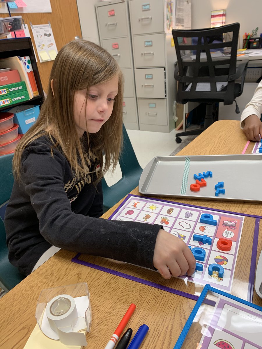 JoleneMoeser's tweet photo. What do you do when the letters fall off the ABC chart? Well..you say the picture, say the first sound & find the missing letter! #soarlikeahawk #wsdlearns #tcrwp https://t.co/UP1Y0mnMhB