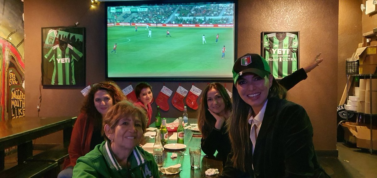 rwongk's tweet photo. Apoyando a la Seleccion #LaUltimaYNosVamos #AustinTx #MexicovsChile 
@silviwon https://t.co/7jeKEjbder