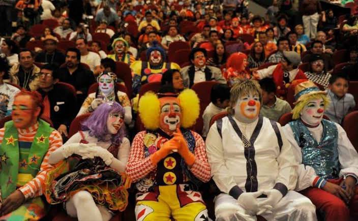 #LaGrupa esperando que lo solucione <a href="/carlovcarlo/">Carlo sin S</a> #LaMasDraga #LMD4 #lamascaída #SubeloAYouTube