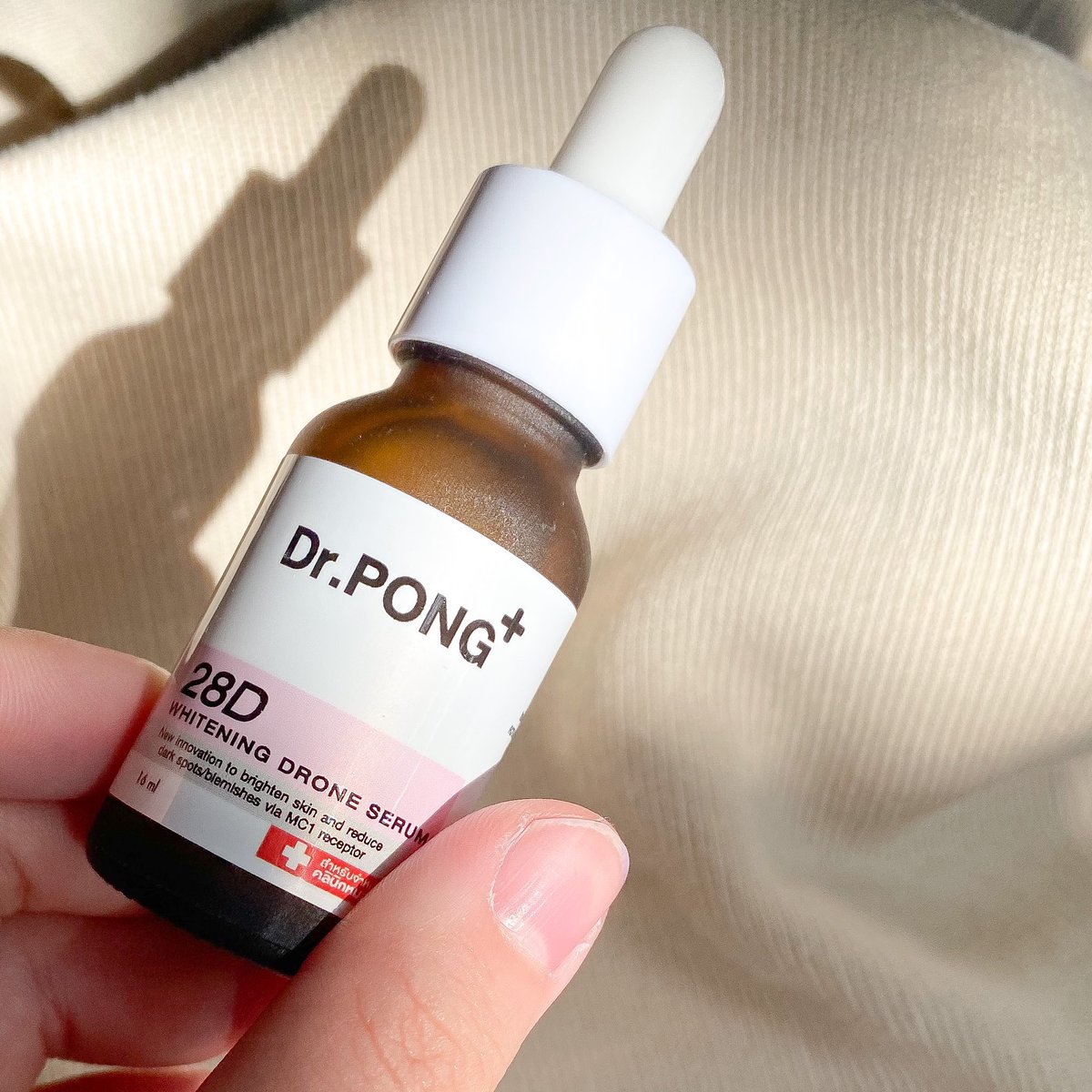 lisabubblegummy's tweet photo. Dr.Pong 28D Whitening Drone Serum 🌷💘ซื้อมาตามกระแสในทวิตแต่ปังจริงใช้หมดขวดแล้ว รู้สึกพวกรอยสิวจางลง เน้นเรื่องผิวขาวขึ้น สำหรับเราตัวนี้ทาหน้าแล้วต้องทาคอด้วยนะ เดี้ยวหน้าขาวกว่าคอ5555 แต่ส่วนผสมมีแต่ตัวปังๆราคาไม่แพงคุณภาพเกินราคามาก yㅡy #ไว้รีวิวห้ามขายของโว้ยย #ใช้ดีบอกต่อ https://t.co/5t8TBJSUAk